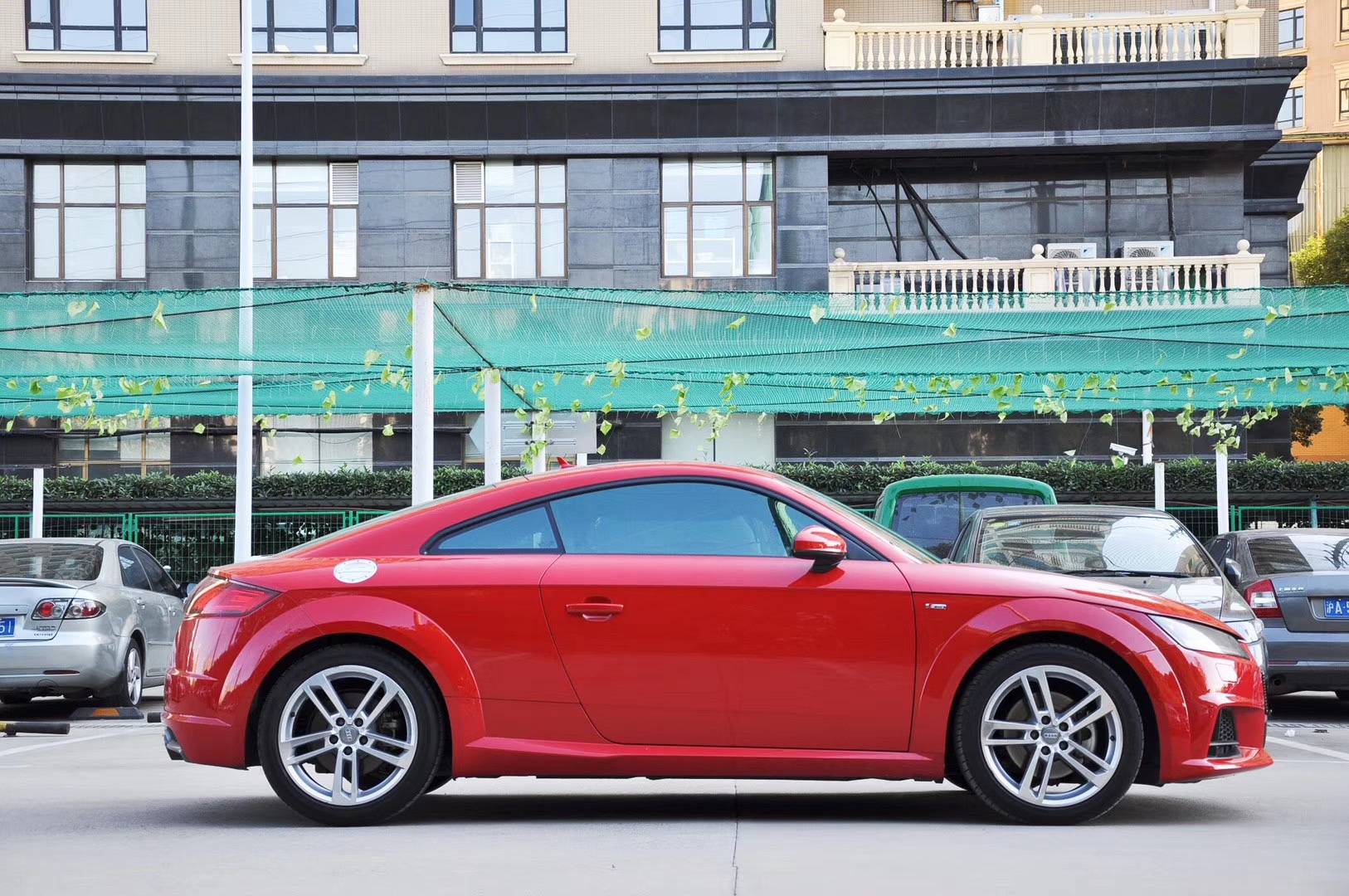 出一辆17年红色奥迪tt coupe 45tfsi