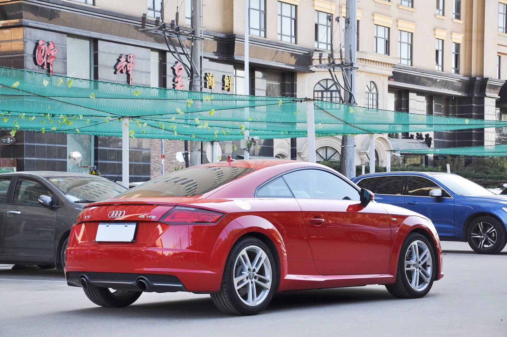 出一辆17年红色奥迪tt coupe 45tfsi